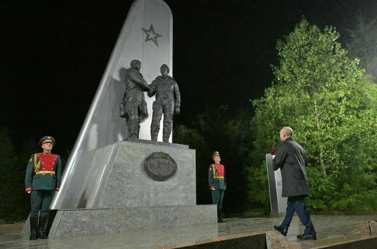 Путин возложил цветы к мемориалу летчикам СССР и США в Магадане