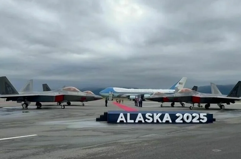 На Аляске в честь Путина и Трампа пролетел бомбардировщик B2 Spirit