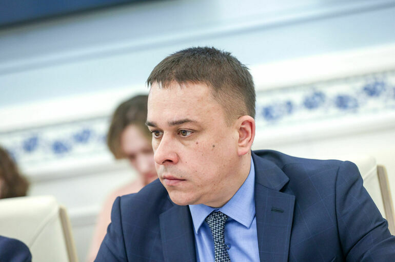 Подросткам предложили ограничить переводы по картам 20 тысячами рублей