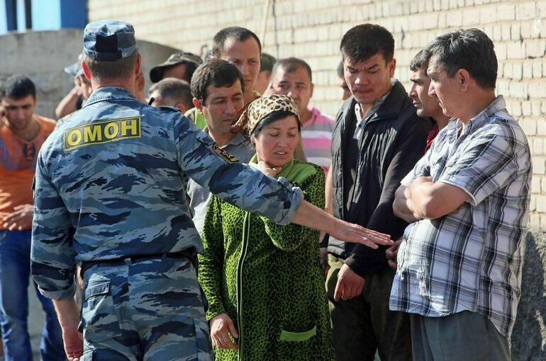 Силовики после рейда на рынке направили в военкомат 20 натурализованных россиян