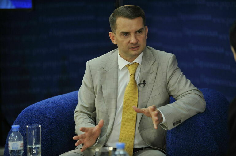 Депутат Нилов предложил ввести федеральные выплаты к юбилею брака