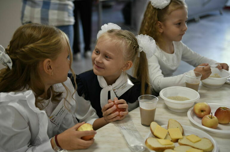 В Госдуму внесли законопроект о бесплатном горячем питании для каждого школьника