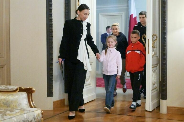 Россия передала Украине троих детей и мужчину с инвалидностью