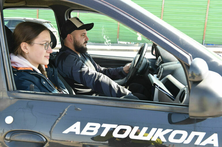 Введение новых программ в автошколах перенесли на полгода