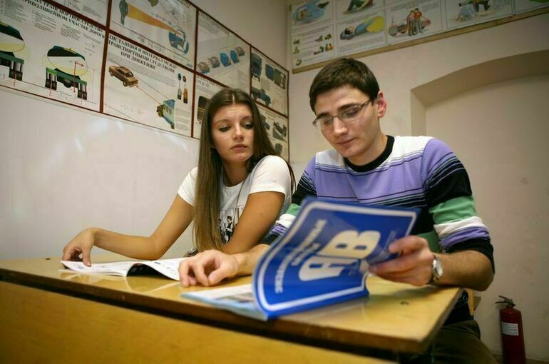 В автошколах рассказали о недостатках новых программ обучения водителей