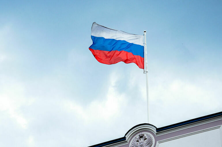 На документах и деньгах предложили размещать российский триколор