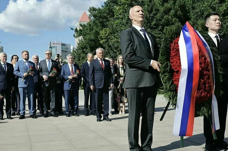 Володин возложил венок к мемориалу советским летчикам-освободителям в Чанчуне