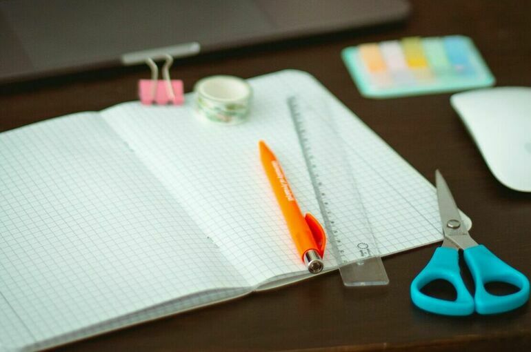 Школьников из многодетных и малоимущих семей предложили обеспечивать тетрадями