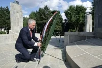 Председатель Государственной Думы Вячеслав Володин и депутаты ГД возложили цветы к Памятнику советским летчикам-освободителям в Чанчуне (КНР). © Пресс-служба Госдумы