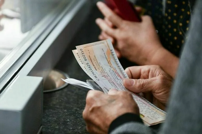 Покупать билеты по биометрии можно, а зарабатывать на даче нельзя: что изменится осенью