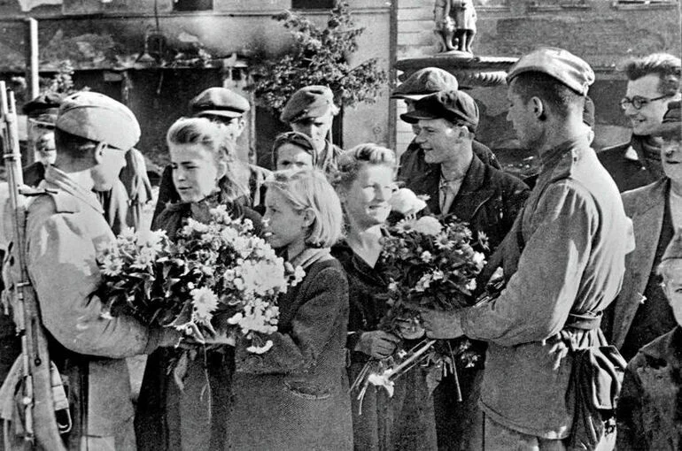 Без освободителей: почему Европа забыла о вкладе СССР в победу над нацизмом