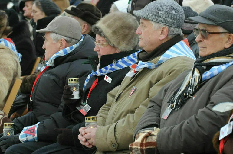 Бывшие узники во время памятных мероприятий по случаю 68-й годовщины освобождения концлагеря Аушвиц-Биркенау