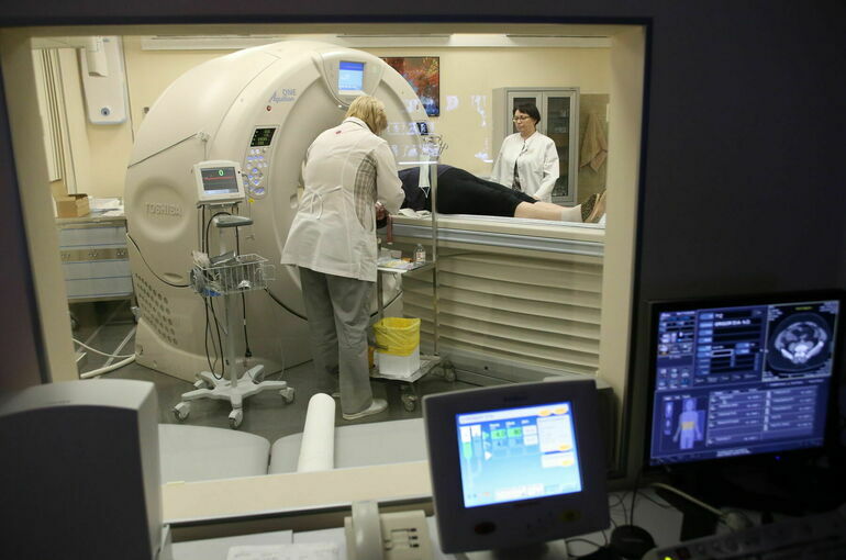 Зарплаты врачей и замещающих их фельдшеров предложили уравнять