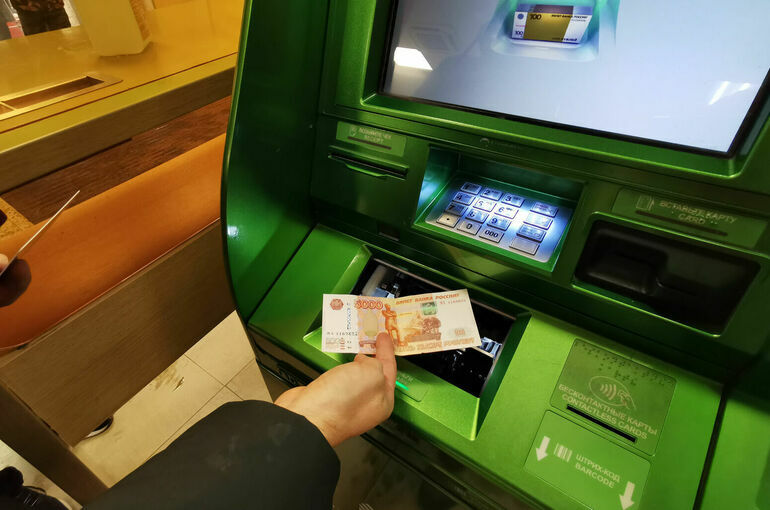 Россиянам могут запретить снимать крупные суммы по ночам