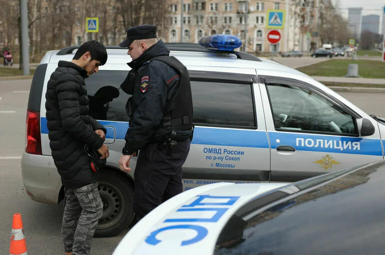 Лишенных гражданства РФ мигрантов предложили обязать возмещать расходы бюджета