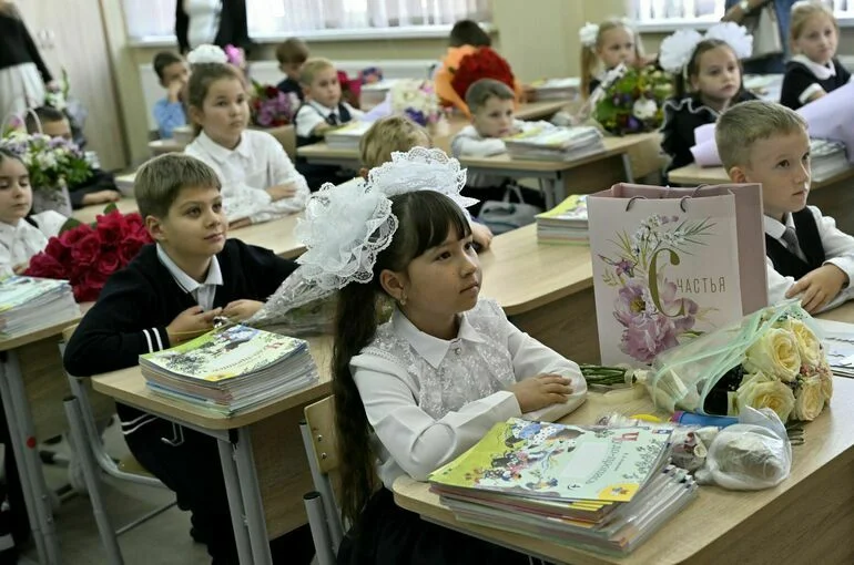 Зачисление в школы детей репатриантов предложили упростить 