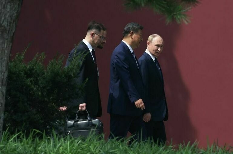 Путин и Си Цзиньпин прогулялись по резиденции лидера Китая