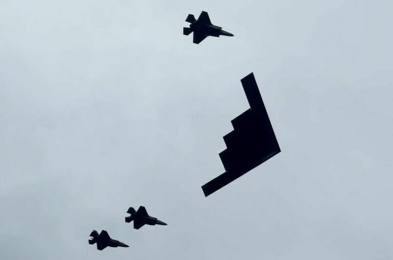 Трамп опубликовал фото, где они с Путиным смотрят на бомбардировщик на Аляске