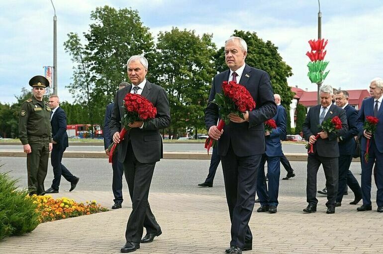 Володин возложил цветы к камню Константину Симонову в Могилеве