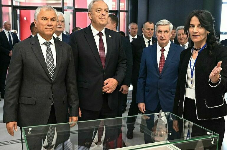 Володин посетил Музей Славы Могилевщины и оставил запись в книге почетных гостей