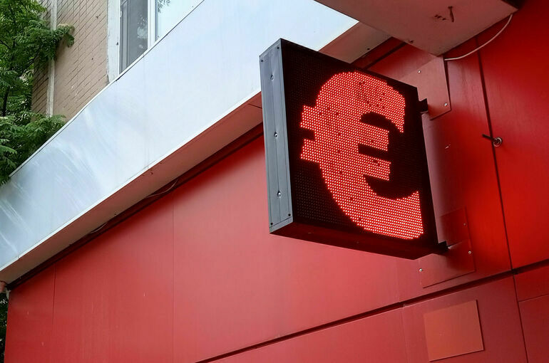 Курс евро впервые с февраля превысил 98 рублей 