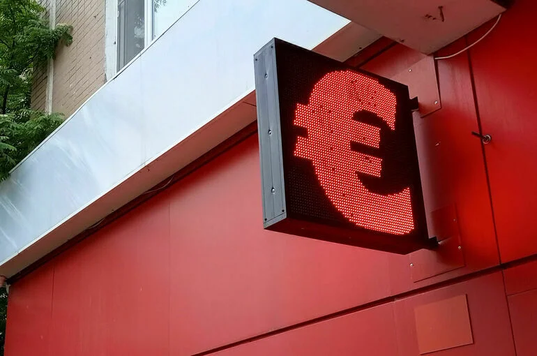 Курс евро впервые с февраля превысил 98 рублей 