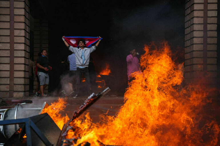 Протестующие в Непале подожгли дворец президента и здание парламента