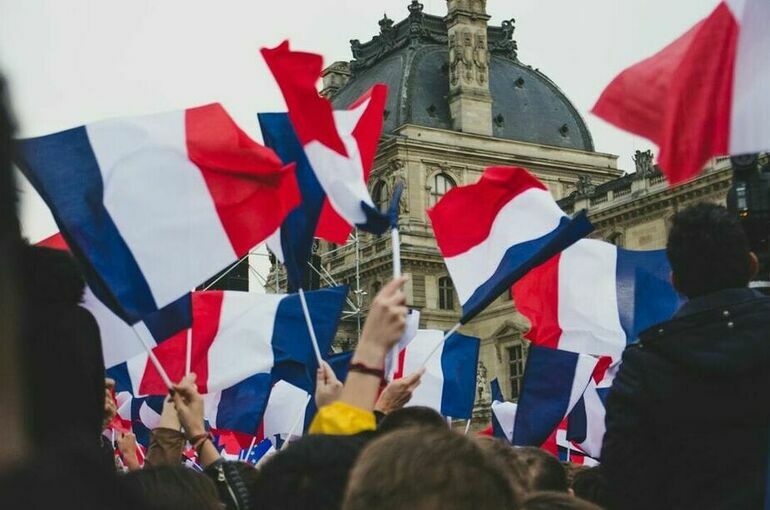 Французы вышли на массовые акции против экономической политики