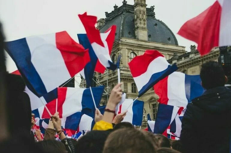 Французы вышли на массовые акции против экономической политики