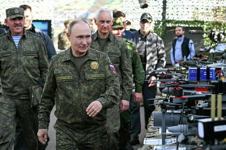 Путин в военной форме прилетел на учения «Запад-2025»