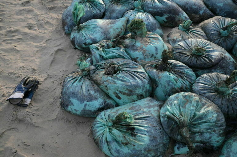 Водолазы завершили сбор мазута со дна у побережья Анапы