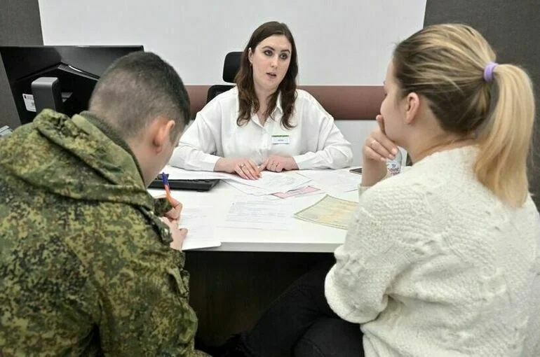 Кредитные каникулы и освобождение от налогов: что положено женам бойцов СВО
