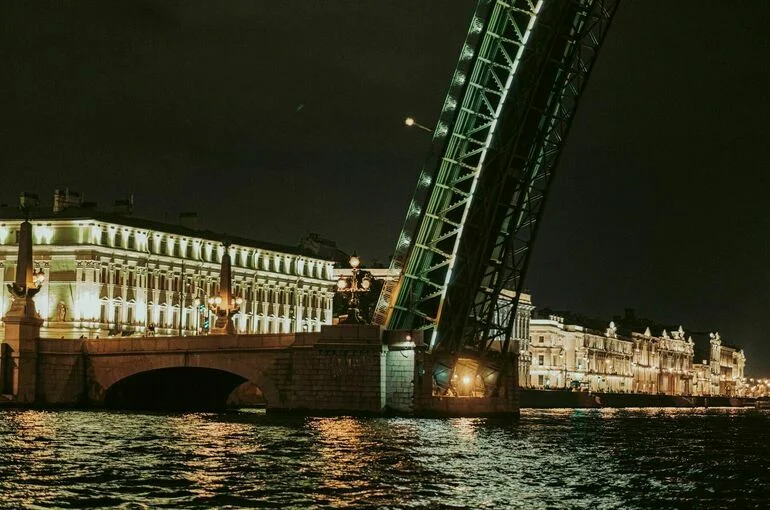 Дворцовый мост в Петербурге разведут в честь 125-летия со дня рождения композитора Дунаевского