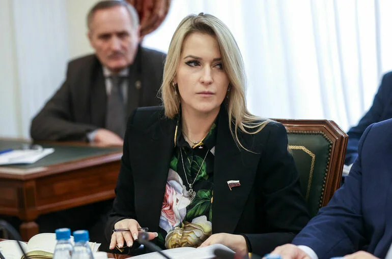 Пасынков и падчериц бойцов СВО предложили уравнять в правах с родными детьми