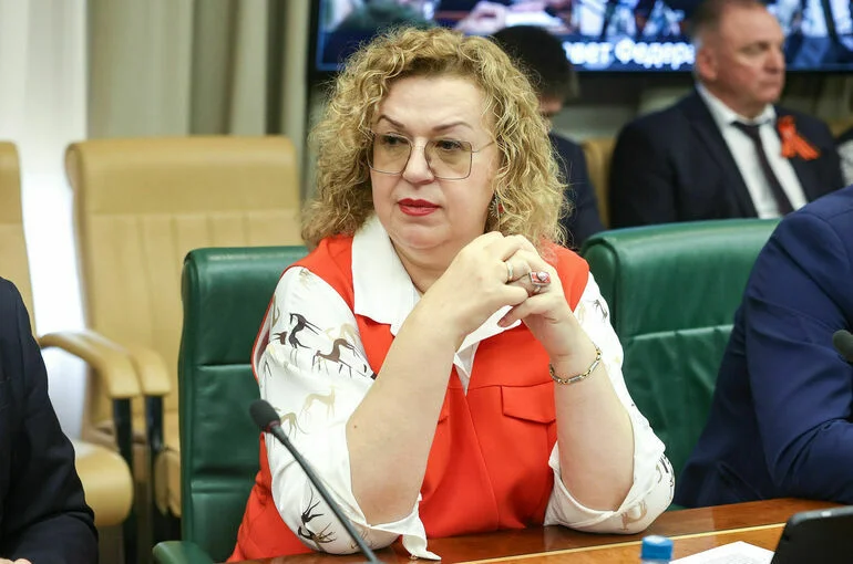Сенатор Епифанова предложила ввести финансовый паспорт россиянина