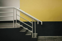 Депутат: Жильцам, хранящим в подъезде вещи, грозит штраф в 15 тысяч рублей