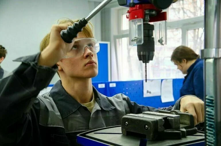 Не сдавшим экзамен девятиклассникам помогут получить профессию