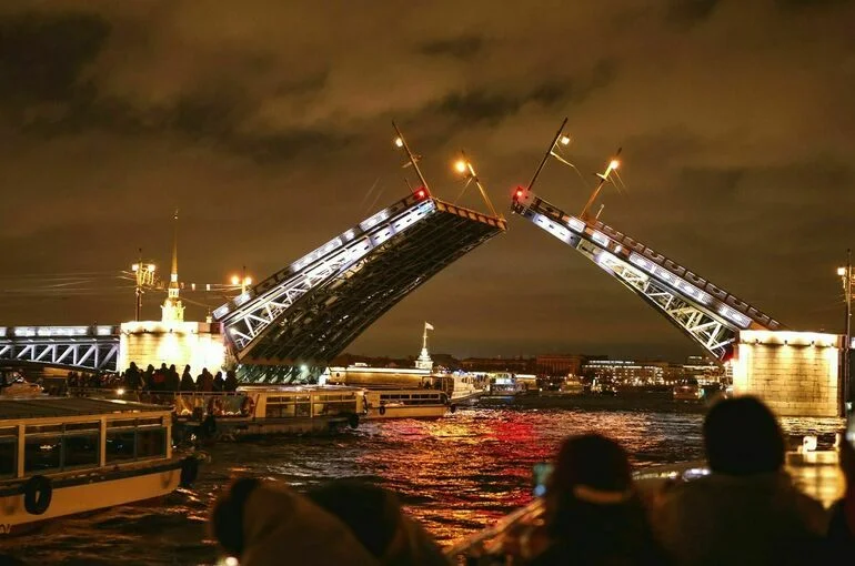 От корюшки до «Лахта Центра»: На «Поющих мостах» покажут Петербург в миниатюре