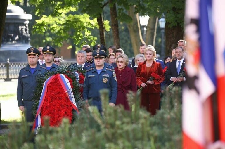 Матвиенко почтила память защитников Великого Новгорода