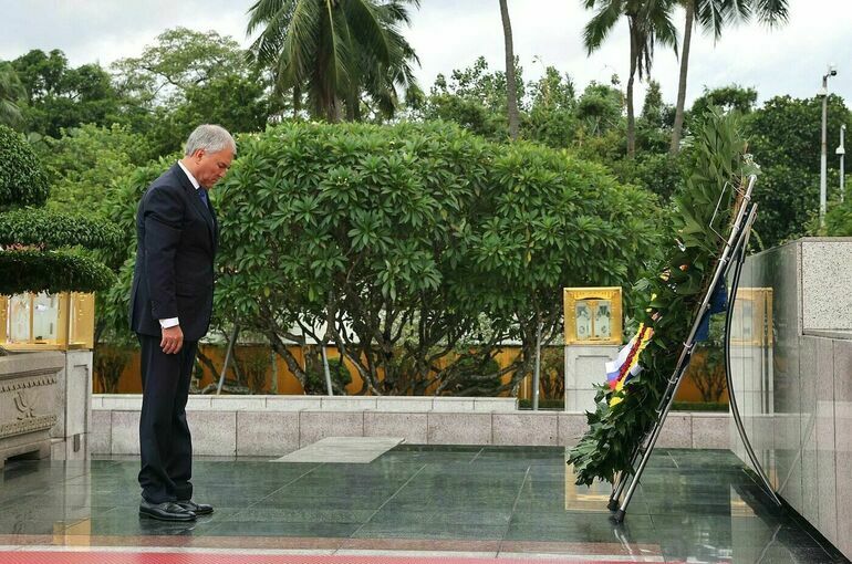 Володин возложил венок к мавзолею Хо Ши Мина