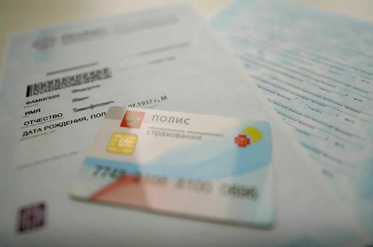 Трудовым мигрантам хотят усложнить получение полиса ОМС