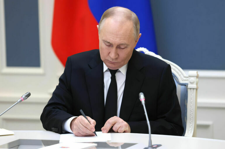 Путин подписал закон о присвоении воинских званий добровольцам