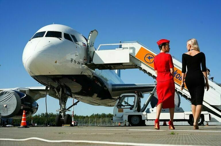 Авиакомпаниям предложили запретить требовать от стюардесс носить каблуки