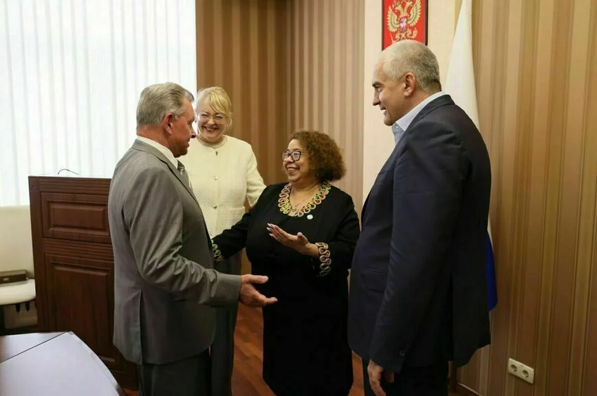 Cлева направо: почетный консул Никарагуа в Крыму Олег Белавенцев, вице-премьер правительства Крыма Ирина Кивико, чрезвычайный и полномочный посол Никарагуа в России Альба Асусена Торрес Мехия и глава Крыма Сергей Аксенов