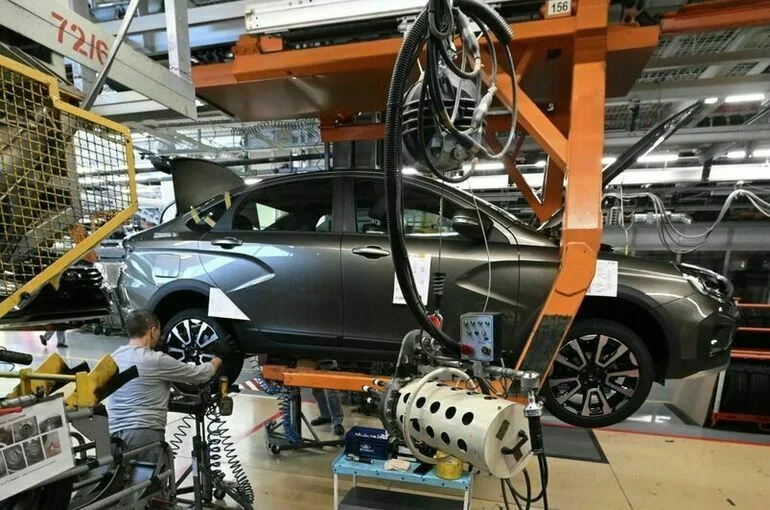 Главный конвейер линии сборки автомобилей Lada на «АвтоВАЗе»