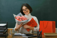 Букет как взятка: когда учителям разрешат подарки за 10 тысяч рублей