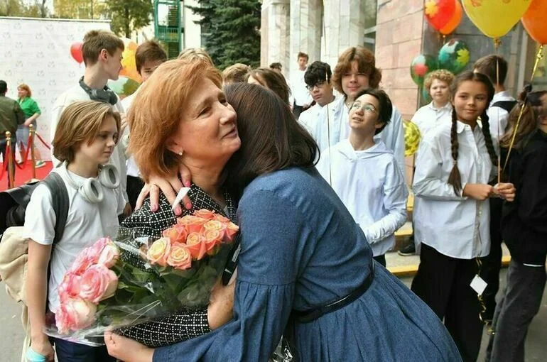 Букет как взятка: когда учителям разрешат подарки за 10 тысяч рублей