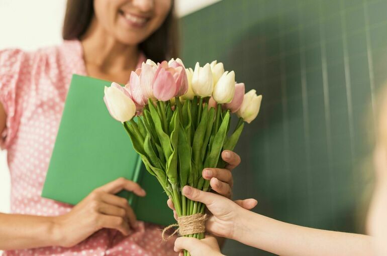 Учителей предупредили о наказаниях за подарки дороже 3 тысяч рублей