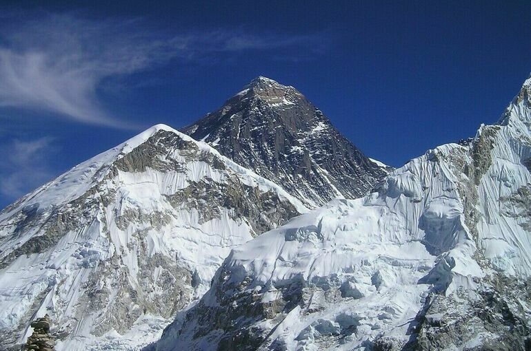 Около 1000 человек оказалось в ловушке на Эвересте из-за метели