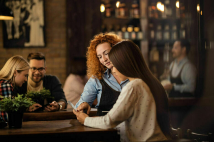 Россияне станут чаще ходить в рестораны и больше платить за ЖКХ